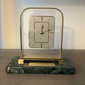 Vintage Hechinger Green Marble Base Mantle Table Shelf Solid Brass Clock.